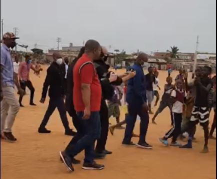  JOÃO LOURENÇO-UM BOM DOMINGO A TODOS. É DIA DE CONVÍVIO COM OS JOVENS DESPORTISTAS. UMA PARTIDA DE FUTEBOL E A ALEGRIA DE ESTAR COM O MEU POVO! 