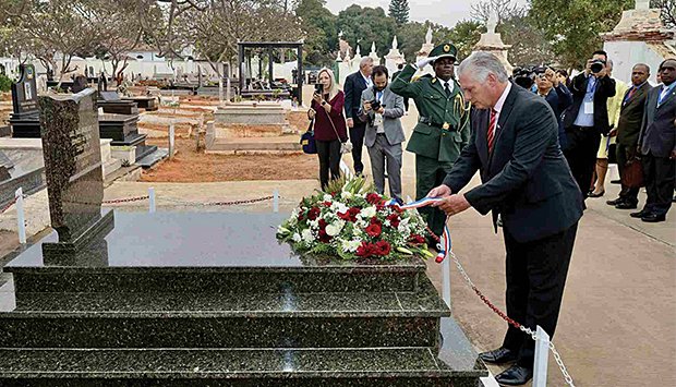  PRESIDENTE CUBANO CONCLUI VISITA COM HOMENAGEM AO COMANDANTE ARGUELLES.