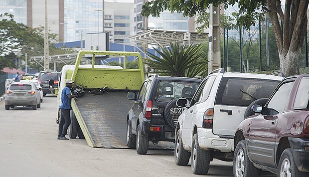  GOVERNO INTENSIFICA REBOQUE DE VIATURAS MAL ESTACIONADAS EM LUANDA