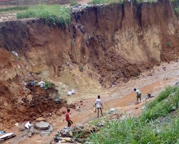  VIANA: RAVINAS AMEAÇAM “ENGOLIR” VÁRIAS RESIDÊNCIAS NO BAIRRO BOA FÉ.