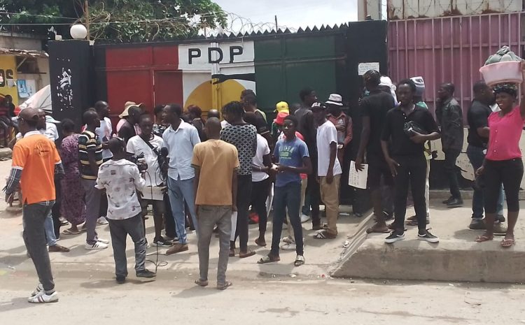  PDPANA: MILITANTES REALIZAM PROTESTOS EM FRENTE A SEDE DO PARTIDO PARA EXIGIR A DESTITUIÇÃO DO ACTUAL PRESIDENTE.