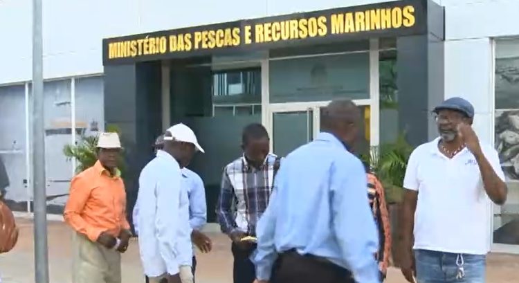  DEPOIS DA ABSOLVIÇÃO MEMBROS DA COMISSÃO SINDICAL DOS TRABALHADORES DAS PESCAS INTIMADOS A COMPARECER HOJE NO COMANDO PROVINCIAL DE LUANDA DA POLÍCIA.