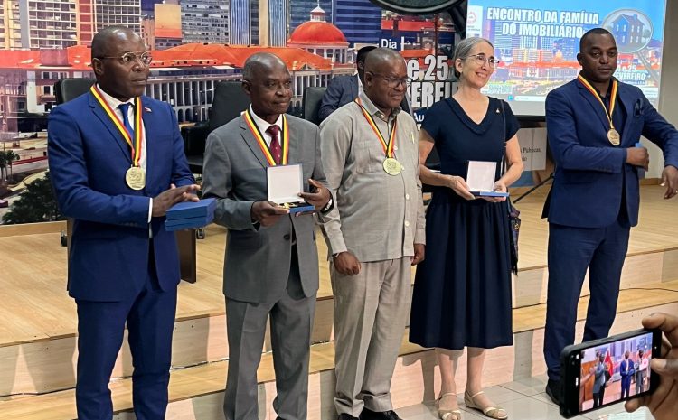  ISAÍAS KALUNGA E AUGUSTO FERNANDES HOMENAGEADOS COM MEDALHAS DOS 50 ANOS DA INDEPENDÊNCIA